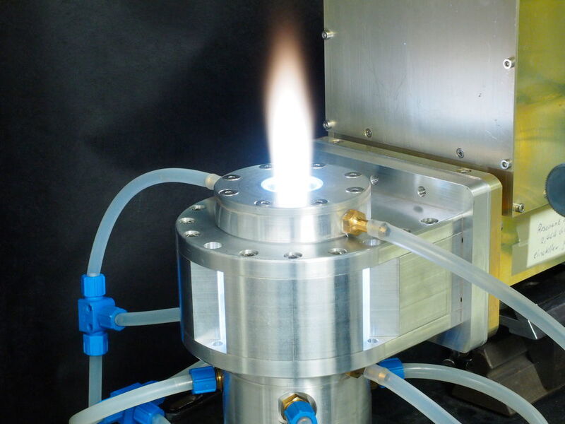 Microwave plasma at atmospheric pressure: In a resonator system, microwaves ignite the gas flowing in and form a plasma, which is then blown into a reactor. (IGVP, Universität Stuttgart)