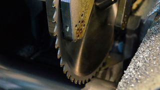 Der Hersteller von Hydraulikzylindern AHP Merkle im südbadischen Gottenheim setzt bei der Lagerung und beim Zuschnitt seines Rohmaterials auf automatische Säge- und Lagertechnik von Kasto. (Bild: Kasto)