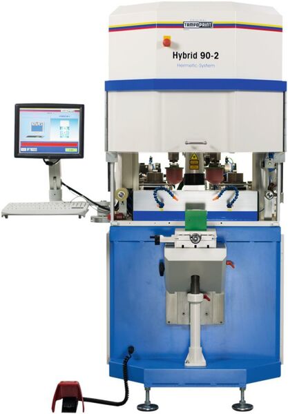 Die Tampondruckmaschine Hybrid 90-2 von Tampoprint bietet auch eine integrierte Klischeeherstellung.  (Tampoprint AG)