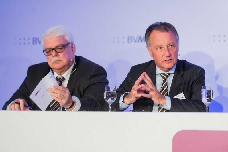 Einigkeit innhalb der Koalition: „Unsere Aufgabe ist, den richtigen Rahmen für die Beteiligten der Selbstverwaltung zu schaffen“, so Heinz Lanfermann, FDP (li.). Dr. Rolf Koschorrek von der CDU/CSU ergänzt: „So kommen wir am besten von der Preis- zur Qualitätsorientierung“ (Bild:BVMed)