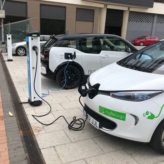 Der weltweite Marktanteil von Elektroautos und Hybriden lag 2018 bei 2,4 Prozent.(Bild:  Seyerlein/»kfz-betrieb«)