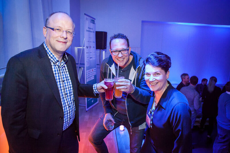 Stoßen auf einen gelungenen Abend an mit dem APC-Cocktails Red Cooler und Ipanema (v. l.): Friedrich Pollert (Synaxon), Stefan Knerrich (APC) und Maria Kornhoff (Synaxon). (Astrid Piethan)