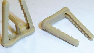 Das sind spritzgegossene PEEK-Implantate, die Knochenbrüche fixieren. Diese werden etwa von VBM gefertig, und müssen absolut sauber und frei von Verunreinigungen sein. Der Spritzgießmaschinenhersteller Dr. BOY konnte bei einem bestehenden Problem dieser Art mit der richitgen Plastifizierschnecke für Abhilfe sorgen, wie es heißt. (BOY)