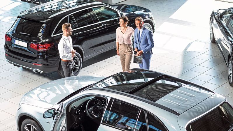 Der Autokunde informiert sich meist vorab im Netz über sein Wunschauto. Doch für den Kauf geht er weiterhin am liebsten zu einem Autohändler.(Bild:  ProMotor)