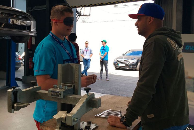 Als zweite Aufgabe musste mit verbundenen Augen Gewicht und Größe eines Maulschlüssels geschätzt werden. (ZDK)