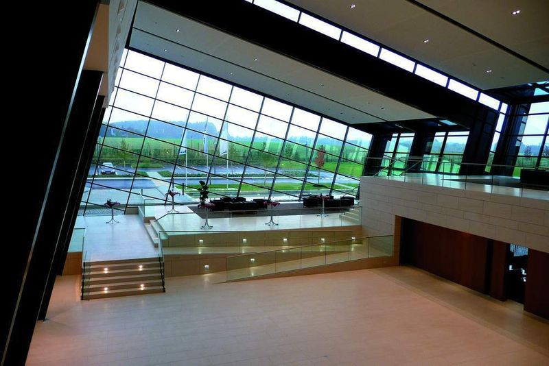 Die 1st Lobby, wie auch die 2nd Lobby, soll nicht nur ein einfacher Wartebereich sein, sondern zum Verweilen und Entspannen einladen und der Kunde soll die großzügige und futuristische Architektur auf sich wirken lassen. Bilder: Kuhn (Archiv: Vogel Business Media)