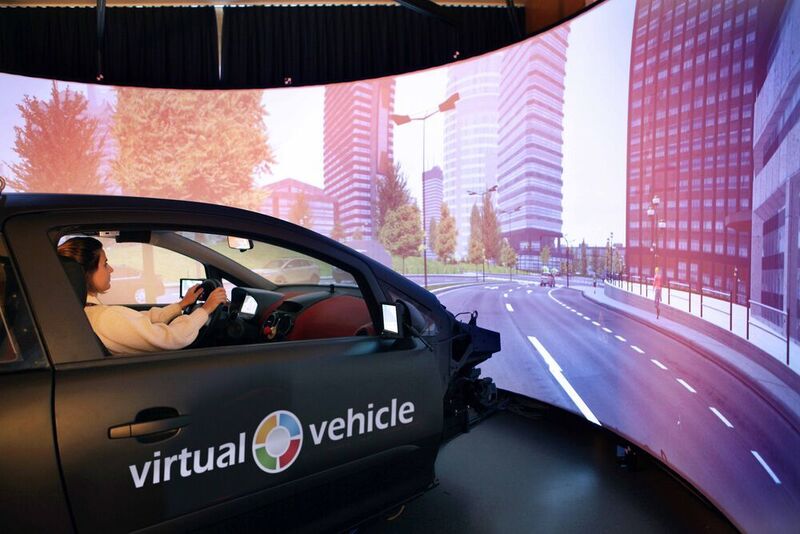 Im Zentrum von Drive-Lab steht der „Human Centered Driving Simulator“, ein neuartig konzipierter Fahrsimulator - oder vielmehr ein „Fahrer“-Simulator, der für Forschung und Entwicklung im Bereich des automatisierten Fahrens entwickelt wurde. (Virtual Vehicle)