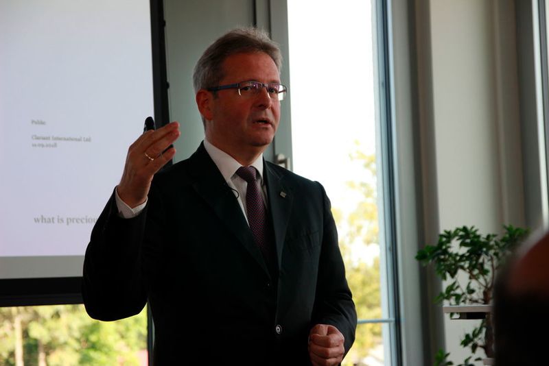 „Dieser Schritt ist die logische Folge von Clariants erfolgreicher Innovationsstrategie und ermöglicht zusätzliches Wachstum über das aktuell starke Portfolio von Clariant hinaus. Zellulose-Ethanol verfügt über ein erhebliches Potenzial zur Reduzierung von Treibhausgas-Emissionen, “ kommentierte Christian Kohlpaintner, Mitglied des Executive Committee von Clariant, die Vertragsunterzeichnung 2017. (PROCESS)