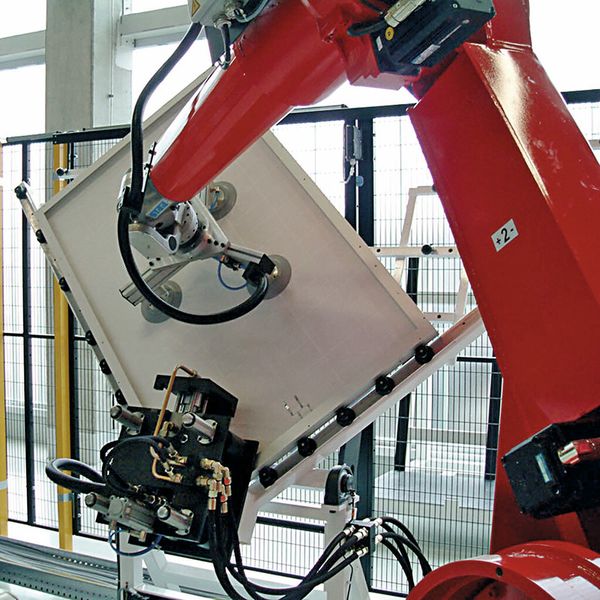 Bild 3: Mit insgesamt elf Robotern werden die Automatisierungsmöglichkeiten bei der Fertigung von Solarmodulen voll ausgeschöpft. (Bild: Heitec)