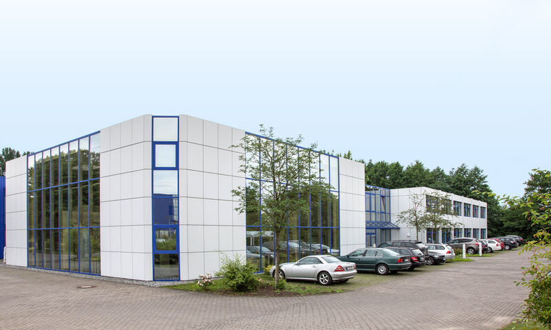 Im Juni hat Hörmann sein neues Montagezentrum in Steinhagen eröffnet. In praxisorientierten Trainings lernen Mitarbeiter und Händler hier die Montage der gesamten Produktpalette von Hörmann. (Hörmann)