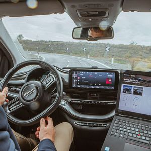 Unendliche Reichweite: Der berührungslos übertragene Strom reicht für Autobahntempo 120 bis 130. (Bild:  Stellantis Germany)