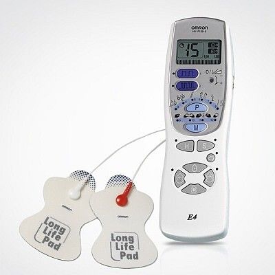 OMRON E4 Schmerztherapiegerät: Das leistungsstarke E4 Schmerztherapiegerät von OMRON nutzt die klinisch getestete TENS-Technologie um Schmerzsymptome zu lindern und zu reduzieren, ganz ohne Medikamente. Seit mehr als 30 Jahren wird TENS (Transkutane Elektrische Nervenstimulation) von Gesundheitsspezialisten wie Physio- und Schmerztherapeuten zur Schmerzlinderung eingesetzt. Leichte elektrische Impulse, die vergleichbar sind mit der natürlichen Bioelektrizität im Körper, stimulieren die körpereigenen Schmerlinderungsmechanismen. Eine Behandlung mit TENS hilft dabei, die Weiterleitung der Schmerzinformationen zu blockieren und löst eine Freisetzung von Endorphinen aus. Das Gerät verfügen über 12 verschiedene Behandlungsprogrammen für sechs ausgewählte Körperzonen: Schultern, Rücken, Gelenke, Arme, Beine und Fußsohlen. Ein Programm nutzt eine besonders hohe Frequenz um akute Schmerzen schnell zu lindern.  Die Intensität kann individuell angepasst werden. OMRON verfügt über 20 Jahre Erfahrung in der Schmerztherapie. Die abwaschbaren Long Life Pads sind einfach in der Anwendung und können bis zu 150 mal verwendet werden.  Im Lieferumfang enthalten sind Aufbewahrungsbeutel, Gebrauchsanweisung, Batterien, Long-Life-Pads, Pad-Halter, Verbindungskabel mit Sicherheitsstecker und Garantiekarte. (Bild: Omron/Ifa)