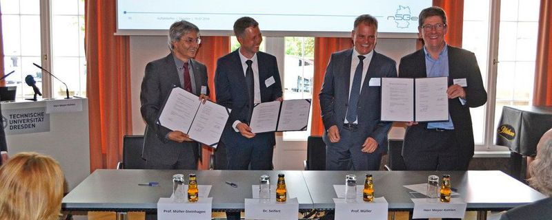 Am Donnerstag unterzeichneten die Kooperationspartner den Vertrag: (v.l.n.r.) Prof. Dr. Hans-Müller Steinhagen, Rektor der TU Dresden; Dr. Joachim Seifert, TU Dresden; Prof. Dr. Dirk Müller, RWTH Aachen; Herr Jan-Peter Meyer-Kahlen, Ericsson GmbH(Bild:  TUD; IEEH)
