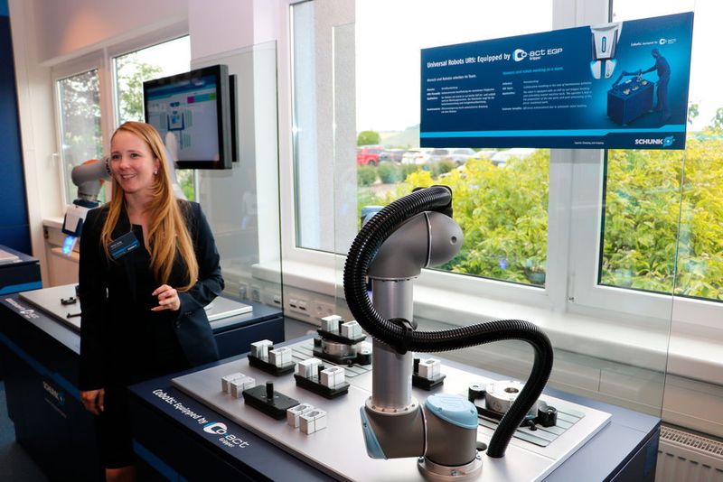 Im Praxisteil der Veranstaltung wurde MRK für die Teilnehmer erlebbar. Schunk zeigte Cobot-Applikationen live in Aktion. (Sonnenberg)