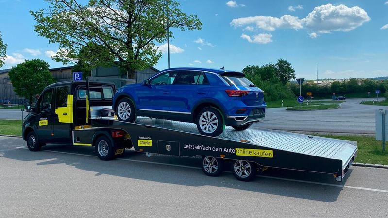 Händler, die wie Autoscout Smyle ihre Fahrzeuge online anbieten und Home Delivery anbieten, müssen die Überführungskosten in den Endpreis einberechnen. Ihn separat zu verlangen, hält das Landgericht Rottweil für nicht zulässig.(Bild:  Autoscout 24)