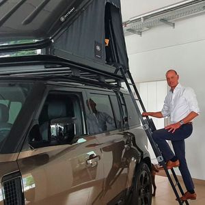 Ob Leiter oder Dachzelt: Ralph Speyerer, Geschäftsführer von Land Rover Coburg, bietet den Kunden die Möglichkeit, das Zubehör anzuschauen.(Bild:  Mauritz/ »kfz-betrieb«)