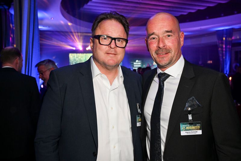 Anton Porok (l.) mit Patrick Schmidt (RSA), der ganz begeistert von dem Event ist. (Bild: Hannes Magerstädt)