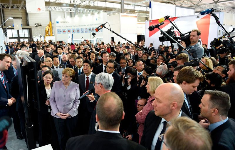 Traditioneller Eröffnungsrundgang der Kanzlerin. Hier bei Kobe Steel, Halle 12/D04. (Deutsche Messe)