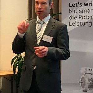 Für Fred Donabauer, Leiter Produktmanagement LV Drives bei ABB, bieten die neuen  rückspeisefähigen Frequenzumrichter eine Vielzahl von Features, die in der Prozessindustrie etwa beim Einsatz von Zentrifugen, Dekantern oder auch bei Kolben- und  PCP-Pumpen im Ölbereich deutliche Einspareffekte generieren sollen.