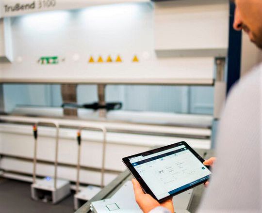 Die Trumpf-Materialflusssoftware „Oseon“ liefert dem Mitarbeiter alle relevanten Informationen zu seinem Auftrag in einem Programm. Das soll Fehler vermeiden und Zeit sparen.(Bild:  Trumpf)