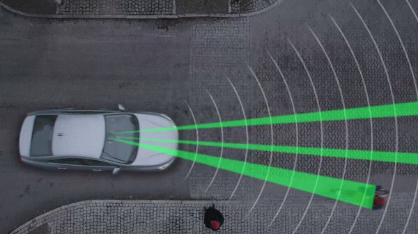 Dank moderner Software konnte das Notbremssystem so erweitert werden, dass es nun auch Radfahrer automatisch erkennt und bei Bedarf bremst (Bild: Volvo)