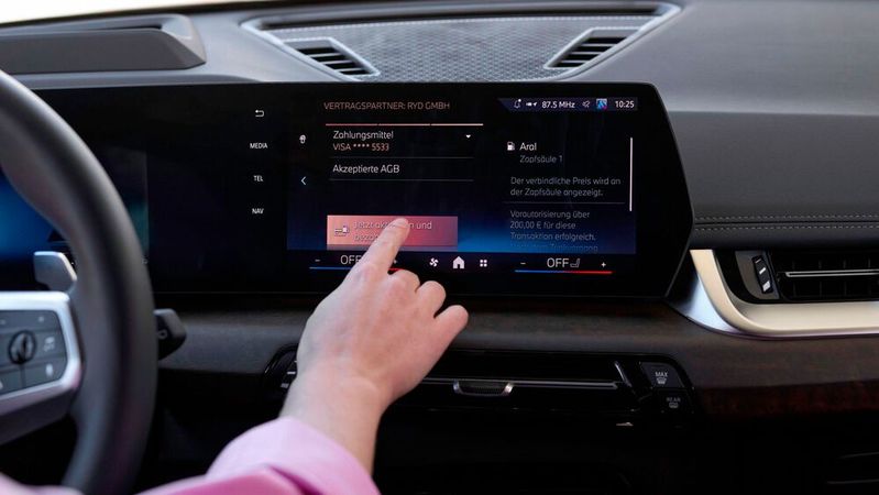 In Fahrzeugen, die mit dem BMW Operating System 8, 8.5 und 9 ausgestattet sind, können Tankrechnungen direkt aus dem Auto bezahlt werden.(Bild:  BMW Group)
