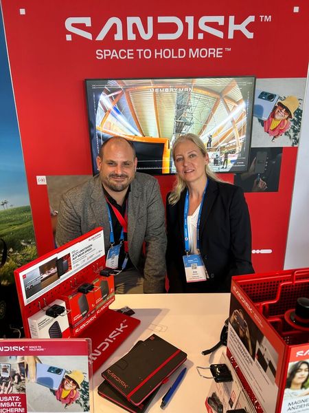 Auch eine Herstellerausstellung gab es, darunter von Sandisk mit Frank Seidel und Anja Hohnke.  (Bild: Vogel IT-Medien)