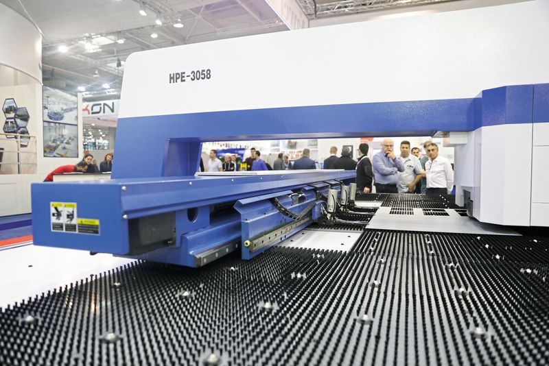 CNC-Stanzmaschinen für die Bearbeitung von Metallplatten präsentierte Jiangsu Yawei Machine-Tool. (Michael Heck)