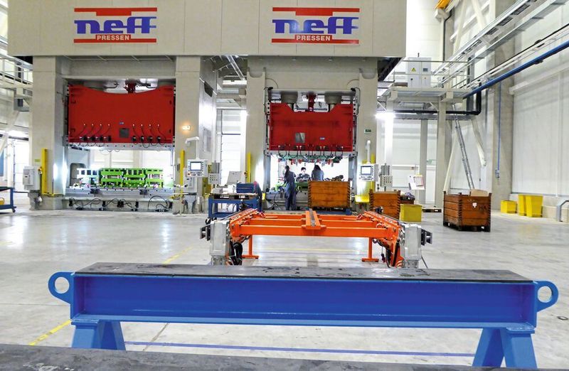 Sequenziell oder parallel nutzbar: Die beiden Tiefziehpressen mit 8000 beziehungsweise 12 500 kN Presskraft in Doppelständer-Bauweise von Neff produzieren im ungarischen Fertigungsbetrieb Blechteile aus Edelstahl und Aluminium.  (Dietmar Kuhn)