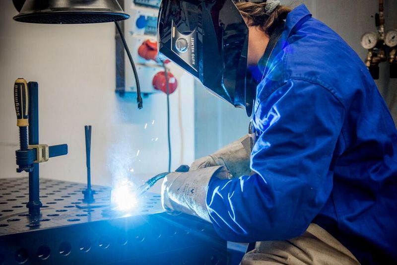 Die Wärmeeinwirkung beim Schweißen verändert die Mirostruktur des Stahls. Diese Veränderungen hat Julianna Posey in ihrer Promotion untersucht. (Bild: Hochschule Osnabrück)