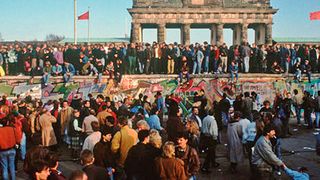 Les Berlinois fêtent la chute du mur à la Porte de Brandebourg en novembre 1989. (Image : Keystone)