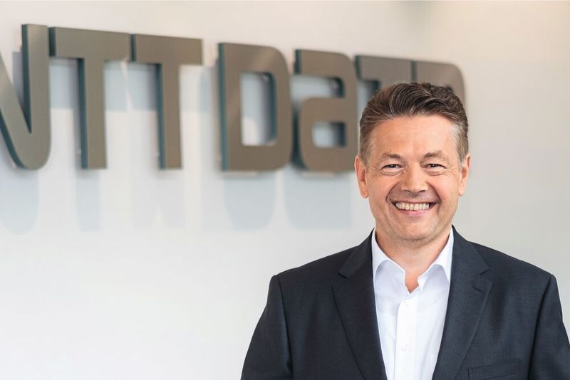 Ralf Malter, bislang in der Geschäftsführung verantwortlich für das Ressort Automotive & Manufacturing sowie Leiter Digital Business Solutions in DACH ist neuer Chief Operating Officer bei NTT Data. In dieser Position leitet er künftig alle Service Lines und forciert die Positionierung als Business Innovation und Transformation Partner. Dabei setzt er auf den Ausbau des Leistungsportfolios durch neue Lösungen und Technologien, Exzellenz in der Delivery und den Fokus auf Innovation.

Im Zuge der Neuordnung der Geschäftsführung hat Dieter Loewe das Unternehmen verlassen.

Ilka Friese leitet als Chief Finance Officer und Chief Human Resources Officer weiterhin das Finanz- und Personalwesen. Das Ressort Business Development & Strategy bleibt in der Verantwortung von Swen Rehders. Stefan Hansen, seit Februar 2020 CEO bei NTT Data DACH, übernimmt die Leitung sämtlicher Branchensegmente. (NTT Data)