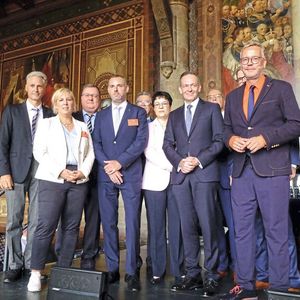 Die Veranstalter und Referenten des 60. Verkehrsgerichtstags in Goslar mit Bundesminister Volker Wissing (3. v. r.) (Bild:  Zietz – »kfz-betrieb«)