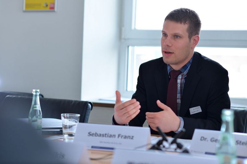 „Mit fertig konfigurierter Sicherheitstechnik sind wir wesentlich schneller bei der Realisierung von nötigen Sicherheitsfunktionen und erreichen einfacher eine Abnahme der Maschine“, betont Sebastian Franz. (Vogel Business Media / Johannes Untch)