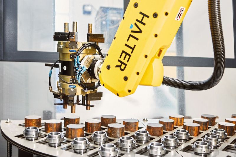 Im Regelbetrieb wird das Schunk Rota NCE robotergestützt durch einen Load Assistant von Halter beladen. Das offene Beladungskonzept, das über einen Bodenscanner abgesichert wird, ermöglicht eine freie Zugänglichkeit für den Bediener.     (Bild: Schunk)