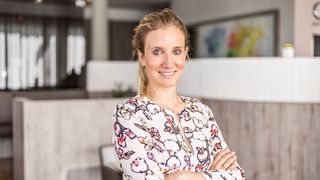 Zum 1. Oktober 2020 wurde Lea Corzilius zur stellvertretende Geschäftsführerin für den Bereich Personal ernannt. In dieser Funktion ist sie zugleich Mitglied der Hella-Geschäftsführung geworden. Lea Corzilius ist seit 2017 für den Zulieferer tätig. Sie verantwortete dort zuletzt das weltweite Personalmanagement des Lichtbereichs. Vor ihrem Einstieg bei Hella war die promovierte Wirtschaftswissenschaftlerin sechs Jahre lang bei der Unternehmensberatung McKinsey beschäftigt. (Hella)