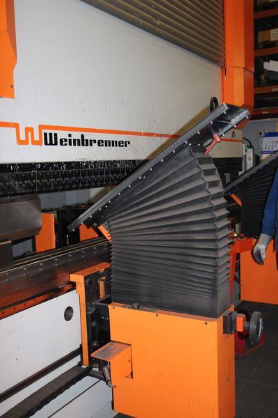 Die motorisch verstellbaren Biegehilfen arbeiten mit hoher Präzision und Geschwindigkeit. (Bild: Michel)