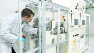 Coating: das Beschichten der Elektroden ist einer von vielen Prozessschritten in der komplexen Batteriezellfertigung. (WWU - MEET)