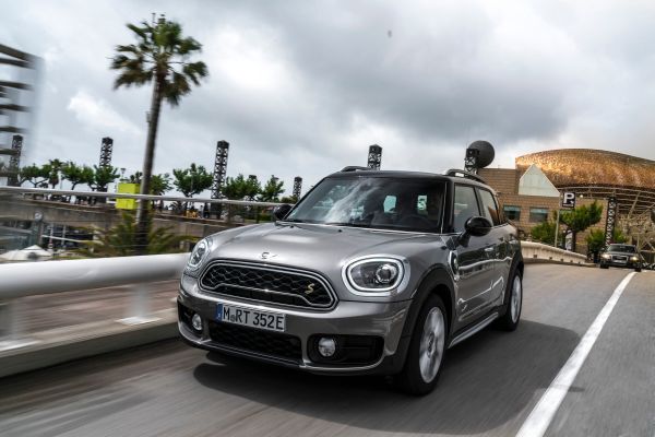 Der MINI Cooper S E Countryman ALL4 ist der erste Mini, bei dem ein Plug-in-Hybrid-Antrieb die Möglichkeit zu rein elektrischer und damit lokal emissionsfreier Mobilität eröffnet. (Mini)