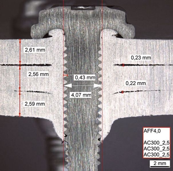 Dreilagige Blechverbindung mit 2,5 mm dicken Aluminiumblechen, gefügt mit der Flowform Plus. (Arnold Umformtechnik)