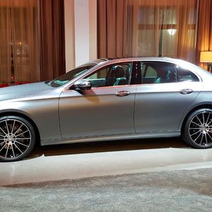 Der wenig originellen Kritik, die E-Klasse ähnele nunmehr stilistisch der C- und S-Klasse, entgegnen die Stuttgarter, genau dies sei bei den Kernmodellen der Marke beabsichtigt.