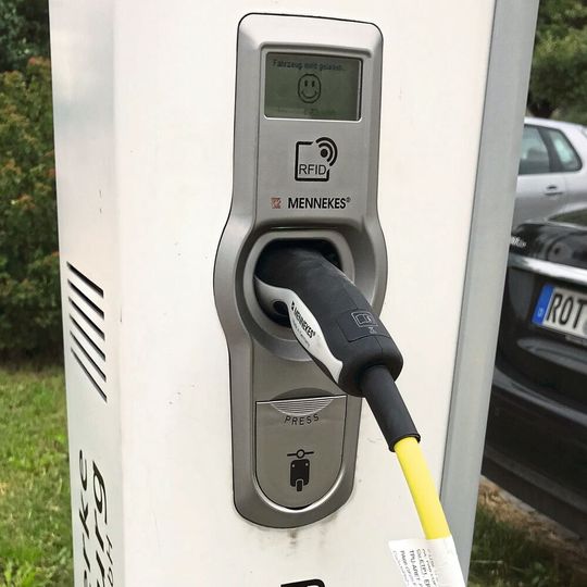 Das Laden bleibt ein wesentliches Problem der Elektromobilität. Vor allem im privaten Umfeld fehlt es an praktikablen Gelegenheiten.(Bild:  Grimm/»kfz-betrieb«)