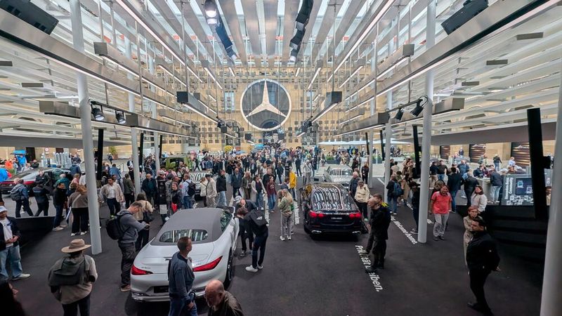 Der Besucheransturm auf den Open Space in der Münchner Innenstadt zeigt, dass die Faszination am Automobil ungebrochen hoch ist.  (Bild: Mauritz – VCG)