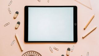 Über die IT-Administrationsförderung unterstützen Bayern und der Bund bereits den Aufbau von Strukturen zur technischen Administration der digitalen Bildungsinfrastruktur an den  Schulen mit insgesamt rund 160 Millionen Euro. (© olia danilevich – Pexels via Canva.com)