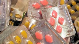 Die Verbreitung von gefälschten Medikamenten soll durch Nachverfolgbarkeit zum Beispiel über RFID-Systeme eingedämmt werden. (Bild: Zoll)