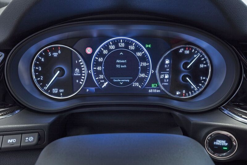 Mit den neuen Infotainment-Systemen erhalten die Insignia-Modelle zudem ein neues Infodisplay. (Opel)