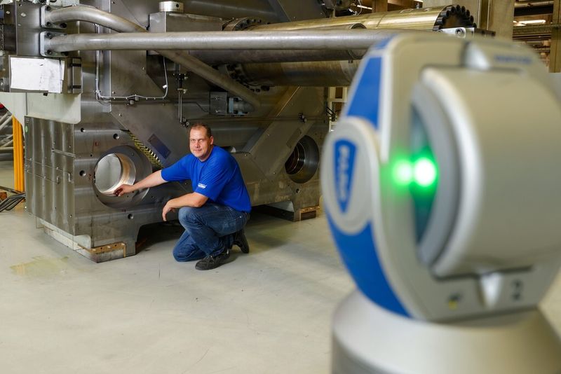 Der Laser Tracker ist beim Aufbau der großen Maschinen für Frech nahezu unerlässlich geworden.  (Faro)