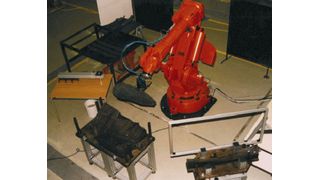 Automatische Beladung von Sechskantwinkelschlüsseln zur Wärmebehandlung auf CFC-Werkstückträger. (Archiv: Vogel Business Media)