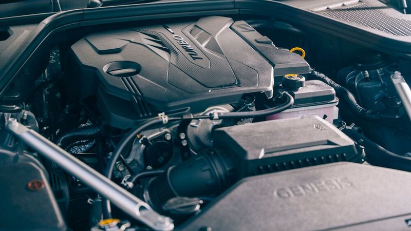 Der Antrieb: Unter der Motorhaube des gesteteten G80 2.5 T AWD Sport hat Genesis einen Vierzylinder-Turboantrieb mit 2,5 Litern Hubraum verbaut. Der Motor leistet 224 kW/304 PS und hat 422 Netonmeter maximales Drehmoment. 6,3 Sekunden braucht die Luxuslimousine, um von 0 auf 100 km/h zu beschleunigen. (Bild: Genesis)