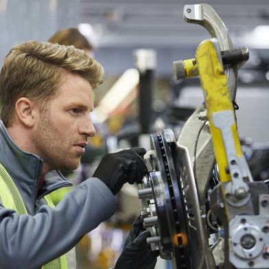Eine gute Sequenz entlastet Anlagen ebenso wie Mitarbeitende und reduziert die Wahrscheinlichkeit ungeplanter Eingriffe. Sie stabilisiert das Gesamtsystem. (Bild: istock/Morsa Images)